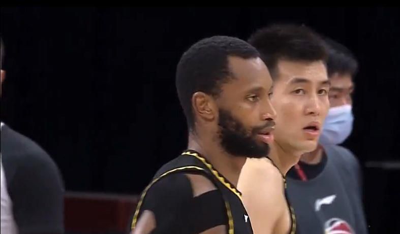 与第一季相比，《舌尖上的中国》第二季在保留相似制作流程的前提下，适当延长了拍摄时间，希望能够更加细致生动地展现被拍摄的食物以及人物的故事。